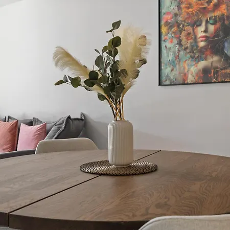 Vivi Homes - Cosy Pool, Gym & Apartment Marbella